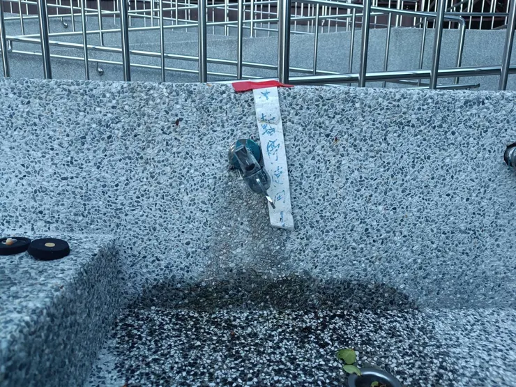 翻轉 180 度的水龍頭