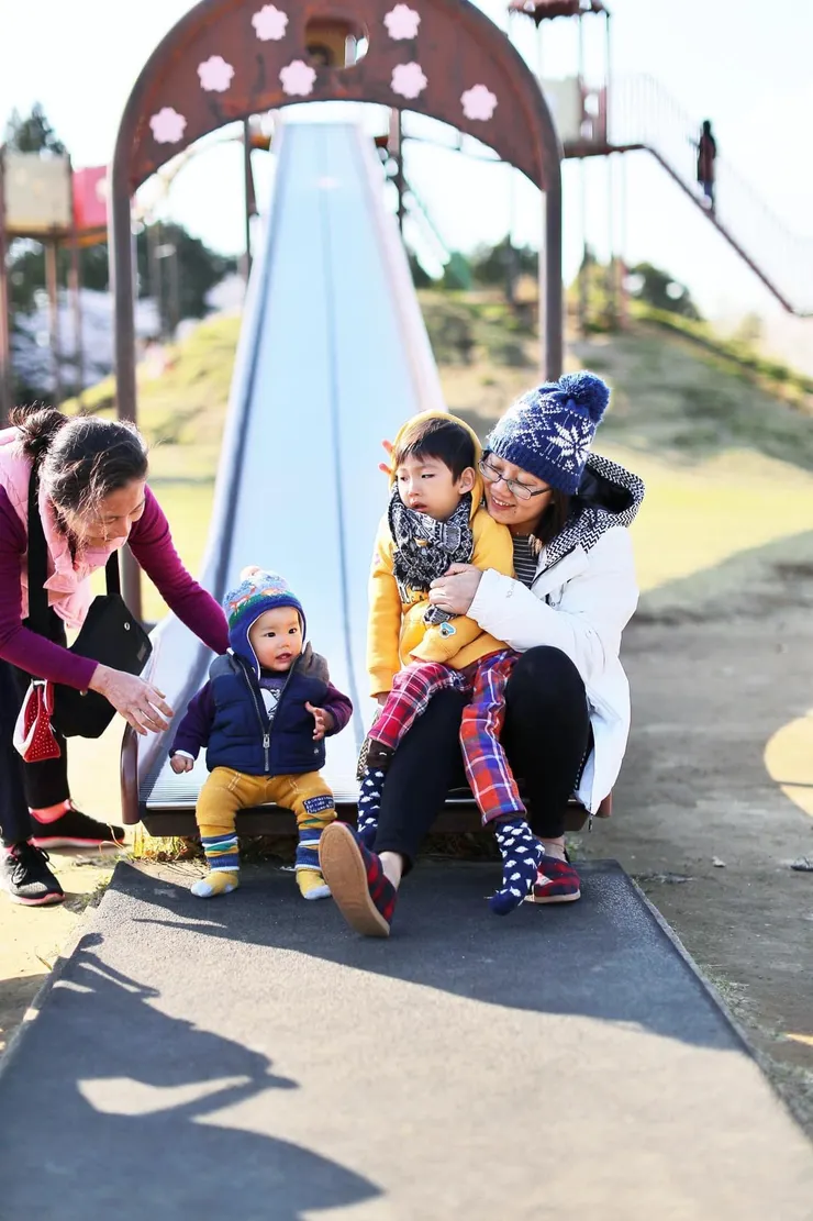在日本的遊戲場裡處處可見滾輪溜滑梯，是大兒子的最愛。二兒子也因為哥哥愛上這種設施。《照片拍攝地點在日本九州，非苗栗這個滾輪溜滑梯》