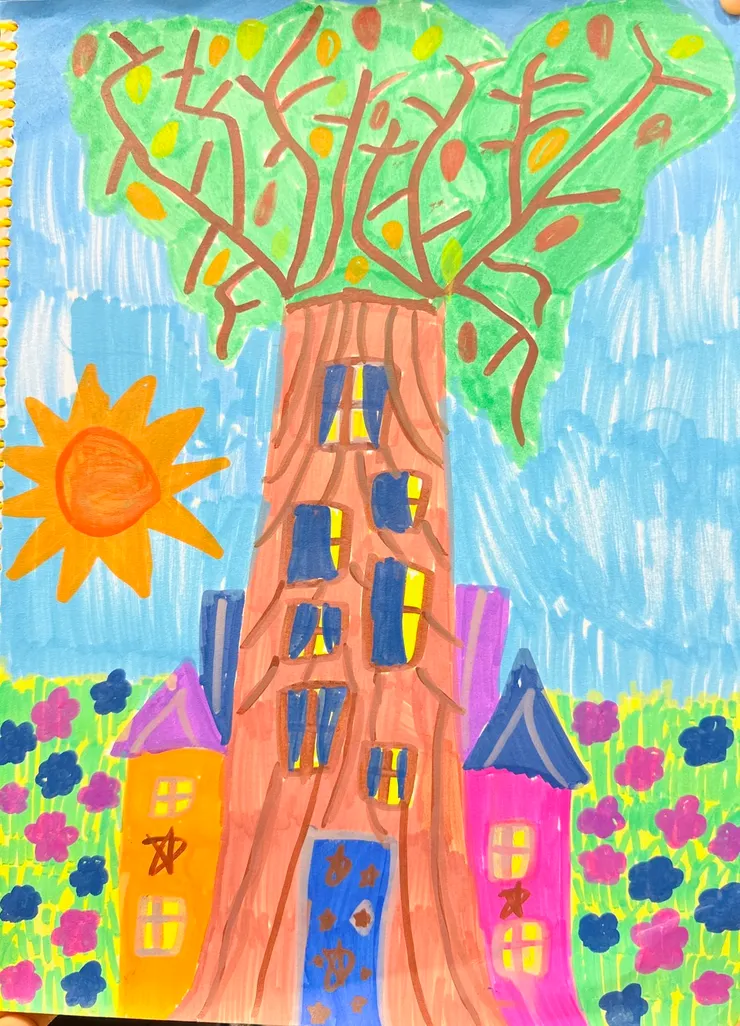 晚上懿將上午畫的天空樹屋再度加碼細節。