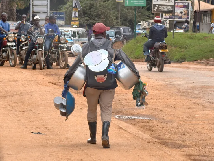 恩德培大街上,沿路叫賣的獨行客。