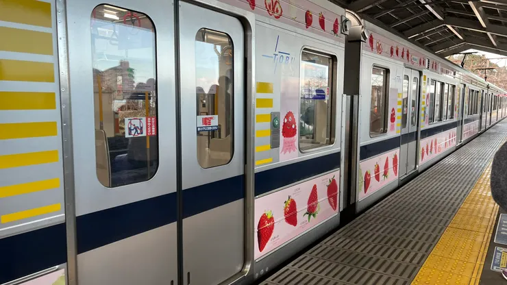 搭回下今市的路途，很幸運地碰上草莓車廂。