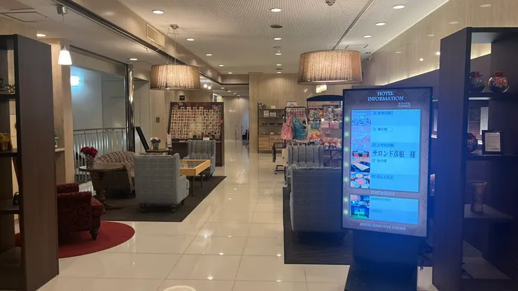 沙發看起來舊,但看起來還算舒服。