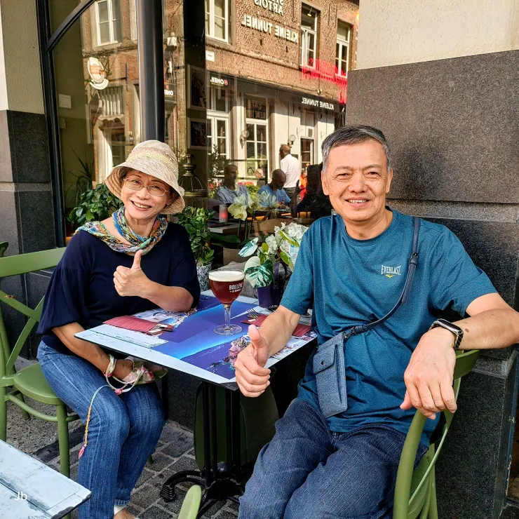 【吃杯熱帶冰淇淋喝罐比利時啤酒！吃了太多Prasada，肉食者鄙的我必須用葷腥中和一下，何況來到比利時，怎可不多嚐嚐該國的啤酒呢？這間廣場週邊的希臘餐廳叫AMVROSIA什麼的，隔桌一位老先生看我們自拍不順，主動過來幫拍。】