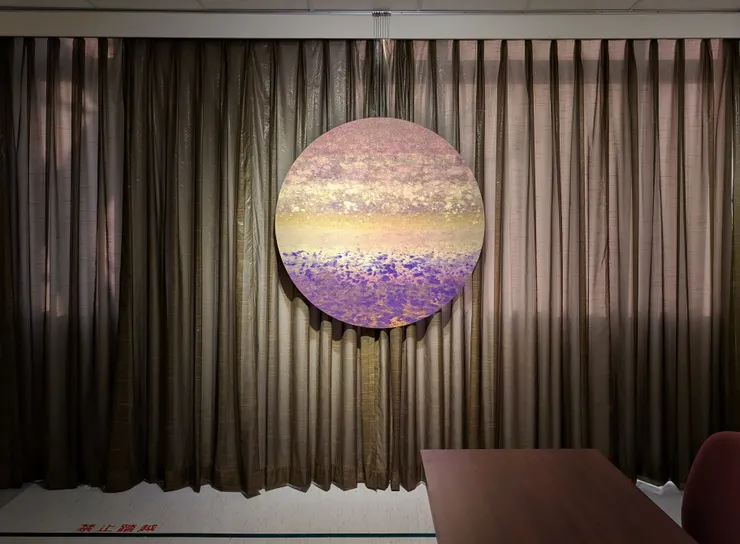 積吶虹光，〈青天白日滿地「虹」心球〉，2019年，壓克力顏料，單顆120 X 120 cm。本展覽試圖提出的，並非一種答案式的和平論述，而是一個讓觀者進入「慢速觀看」與「內在調頻」的感知結構。在這個結構中，藝術成為一種關係性的實踐，讓愛與和平不再是終點，而是一種持續生成中的狀態。