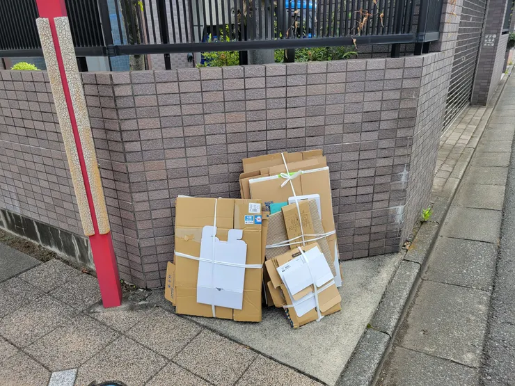 收紙箱的當天,走在路上會看到整齊地擺著壓扁且捆好的紙箱。(YUKEN攝)
