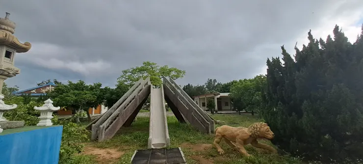 水泥溜滑梯與獅子