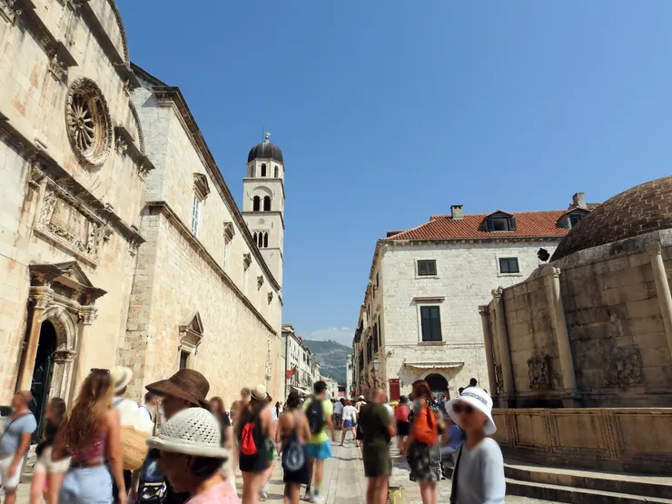 由派勒門進入古城的地區是人潮主要聚集的地方