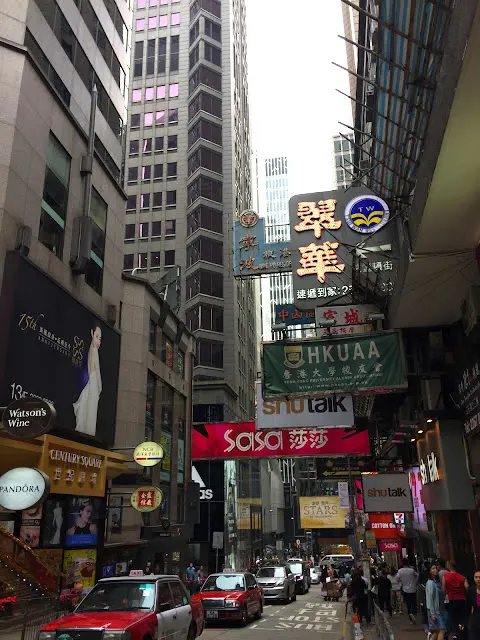 窄窄的馬路在山頭上蔓延，每天都在爬坡（2016年）