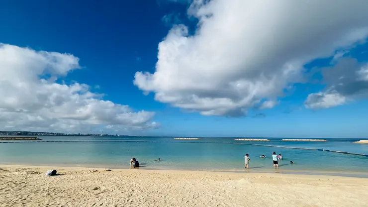 上午的海水偏涼，風吹來會起雞皮疙瘩...