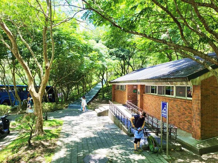 一早7:30由台北出發，因為暑假期間，國道5號嚴重塞車，12:00才到太魯閣遊客中心，比預訂的時間晚二小時。