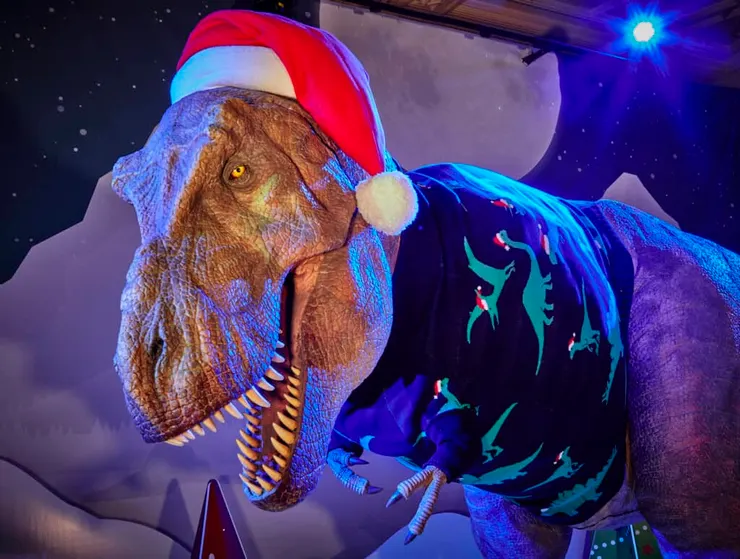 暴龍收到聖誕毛衣驕傲的神情，圖片來源：Natural History Museum