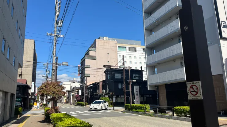 遠遠就看到旅館佇立在街頭。