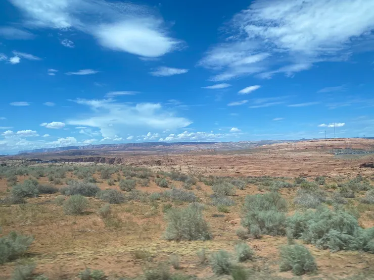 從 Vegas 前往 Lower Antelope Canyon 途中的景色。(圖:予晞)