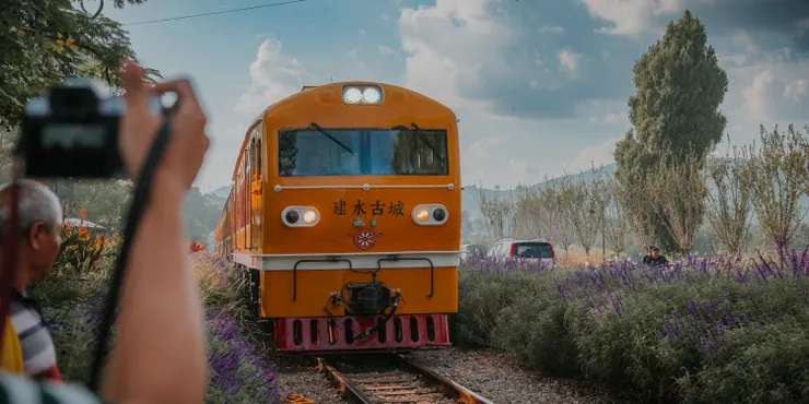 我對自拍打卡不感興趣，於隨著一聲巨大的汽笛聲從遠處傳來，建水小火車即將到達