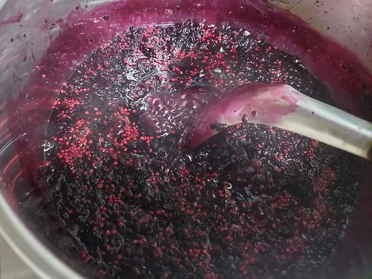 脆弱的桑葚不易保存，最好的方式就是做成桑葚果醬。