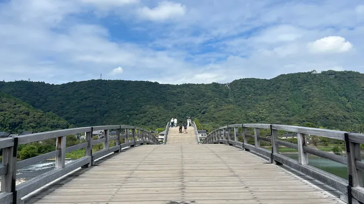 即使中間曾被洪水沖毀，仍舊使用相同工法重建。