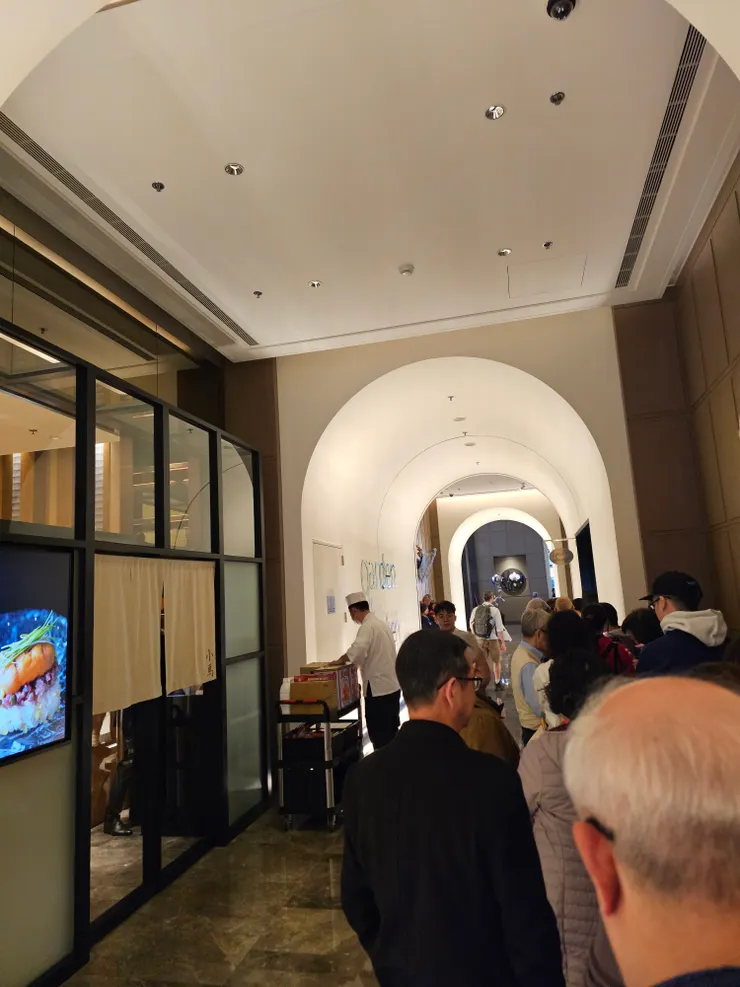 等待入座的人群