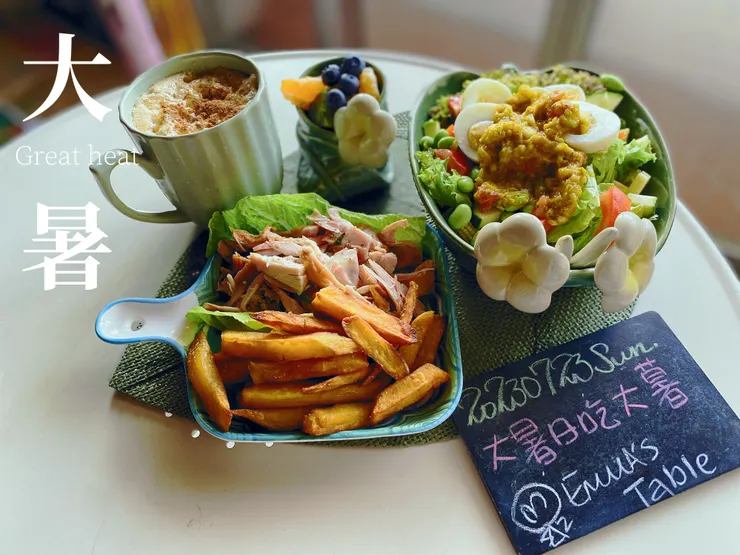 大暑日的餐桌,再次拿出泰國帶回的餐具擺盤,關於泰國美食的回憶也都浮現。