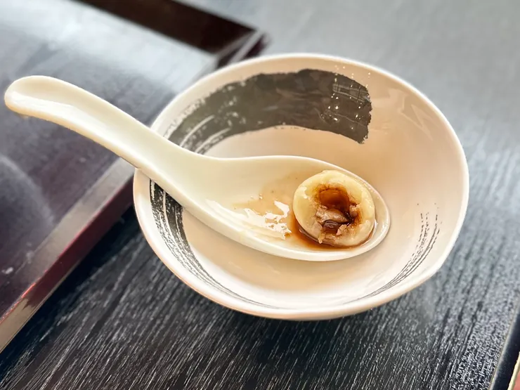 湯圓裡面有合桃，以及融化了的黑糖