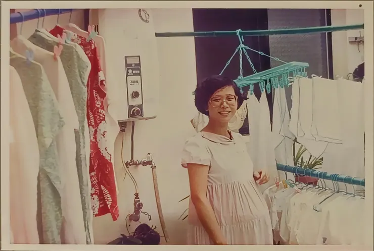 【1990/08/12為迎接女兒 的大清洗,小被被、小紗巾等,都是為她準備的。】