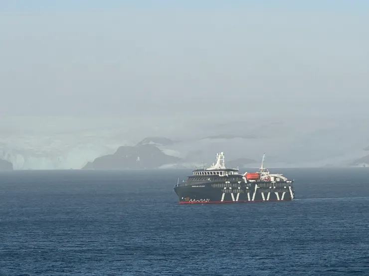 百人小船，登陸計畫更有彈性，更加刺激冒險。不介意粗茶淡飯跟暈船的朋友可以往小船考慮