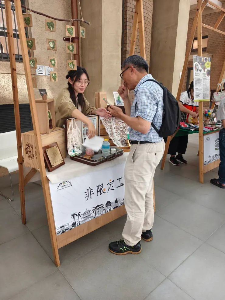 從廢棄木料到漂流木，這個展位本身就是一場『重生』的展演。每一個物件都有它的過去，而我們給了它新的未來。