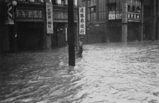 八七水災發生時，從彰化基督教醫院中華路院舍二樓往外拍攝的街道狀況。(引用自國家文化記憶庫)