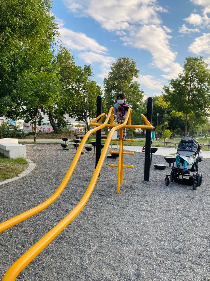 遊戲場是最容易遇到孩子的場域~