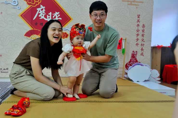 【敲鑼踏龜握蔥抱蒜啃大雞腿！踩踩紅龜長壽有福氣。】