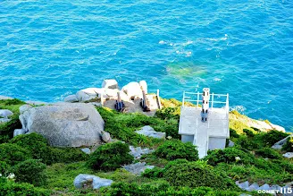 山崖下方設有霧砲，但後來已改用霧笛