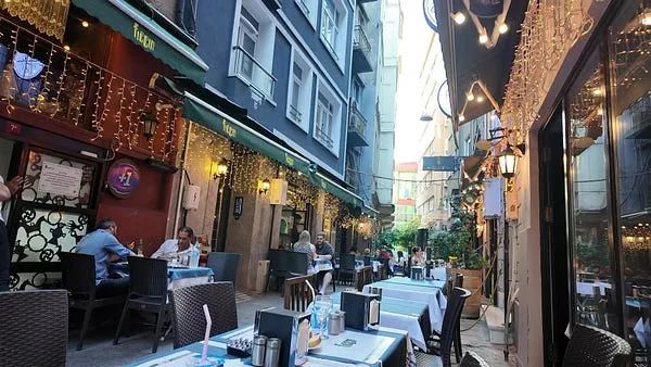 Fıccın位於的街道，很有異國氣氛。這間餐廳有廁所可供借用，也提供刷卡服務。