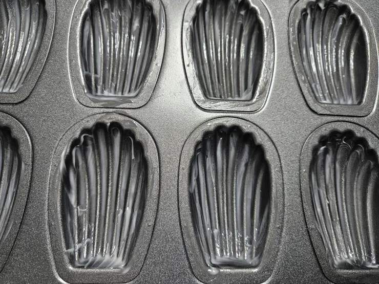 模具塗抹少許奶油防沾黏(用了瑪德蓮的貝殼模子)