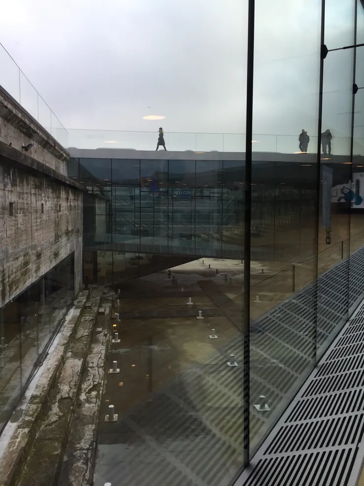 一個透明的城市。 上層有人行走,下層在反射。 現實與記憶在玻璃之間緩慢同步。