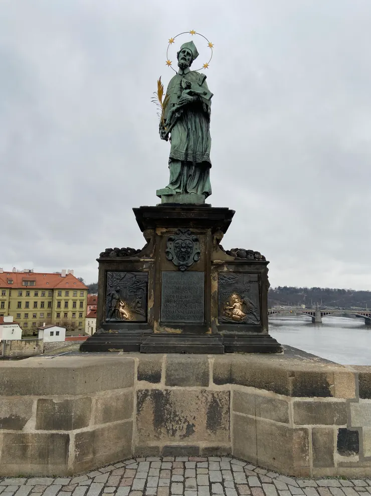 一旁有聖約翰的雕像，下方兩個位置被摸到發亮是因為可以保佑生男的? 我是不懂啦!!!