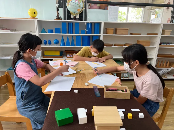 給您孩子更好的選擇  上華蒙特梭利實驗小學 更多元的學習  友善環境 豐富教具 讓孩子自主學習  農場課程讓孩子接近大自