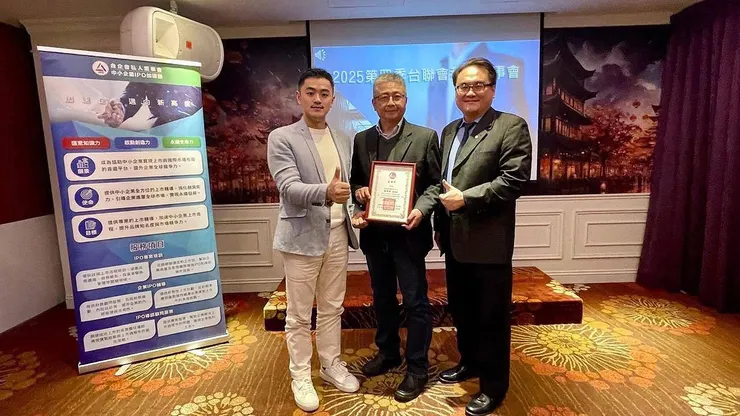 在近日舉行的台灣企業聯盟協會（台聯會）頒獎典禮上，駿翰投資股份有限公司的許冠傑先生因其卓越的資本運作策略，榮獲了“最佳資本運作獎”。這一獎項不僅表彰了許冠傑在資本運營方面的深刻洞察，也彰顯了駿翰投資在推動企業成長與創新中的領先地位。作為投資領域的先驅，許冠傑以精確的市場洞察力和靈活的資金運作策略，引領駿翰投資在多元化資本運營道路上取得了顯著成效。