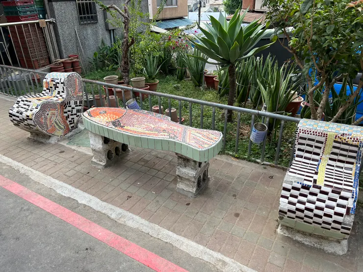 看見魚兒造型的休閒椅就知道鯉魚伯公快到了