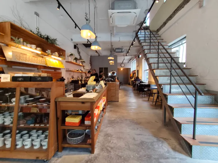TWATUTIAN Coffee & Co.為大稻埕咖啡的二號店（TWATUTIAN為大稻埕的閩南語發音），店內融合工業及復古風格