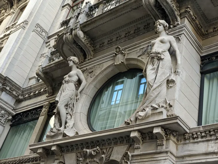 門窗上也常見到各種雕塑作品