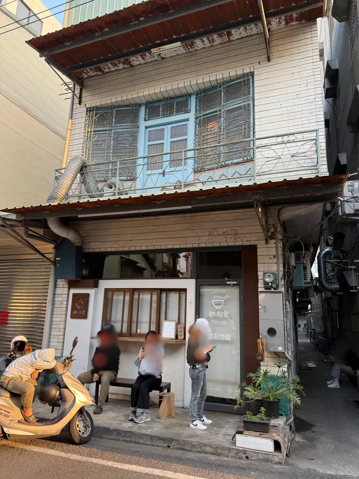 還沒開始營業,已有人在等待