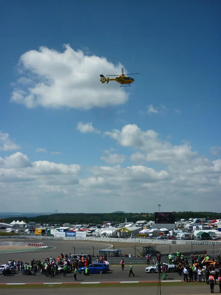 至少有三架直升機不停盤旋在賽道上，現場轉播賽事。