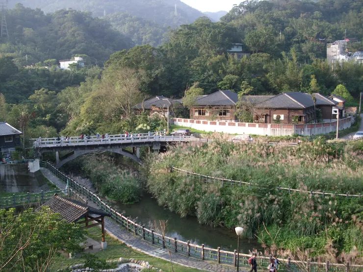 基隆河民生橋和臺陽礦業公司平溪招待所（圖片來源：維基百科開放資料庫）