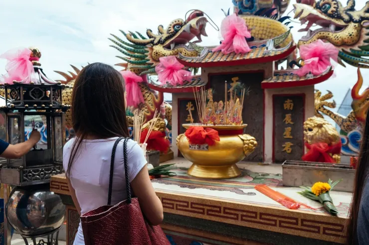 拜拜心誠則靈，下次拜拜跟神明溝通仔細，或許會得到聖杯的祝福。圖/123RF圖庫