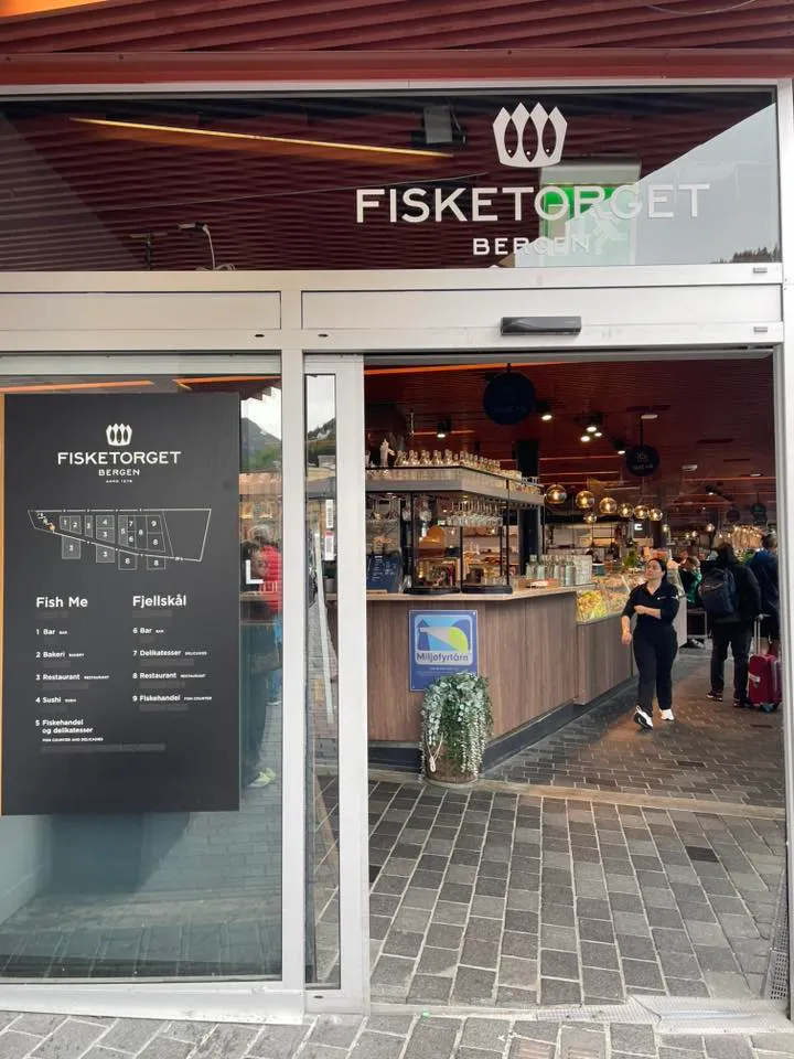 魚市場入口。我的蛋糕就是再從這個路口進去沒幾步的店家買的