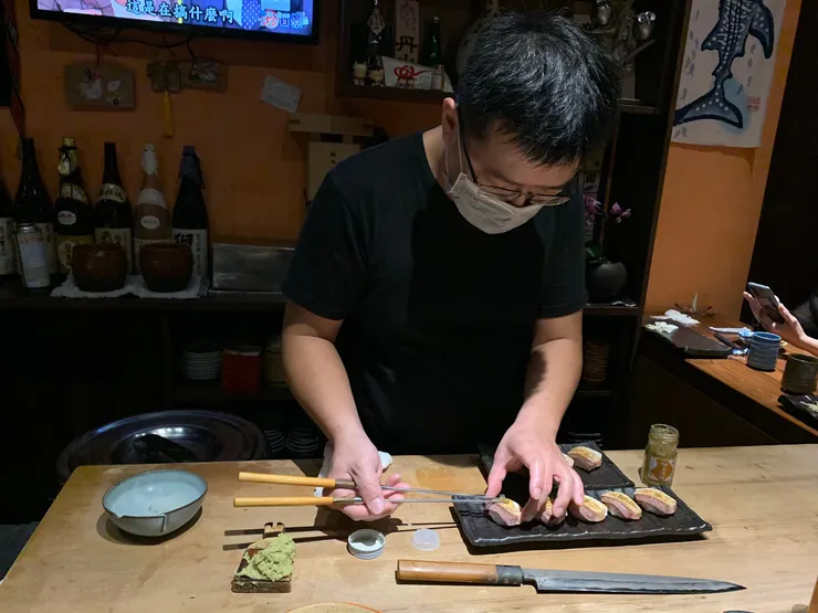 師傅會在你面前做料理 如果是熟客也還會跟你小聊個兩句 真的很喜歡這種溫暖的店