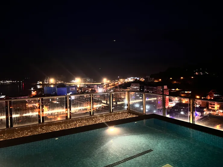 無邊際泳池和夜景