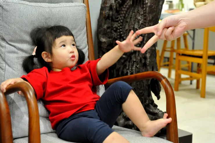 【窗外不傳爆竹聲屋內仍充滿歡樂 眾人目光常聚焦愛搞怪的小傢伙】