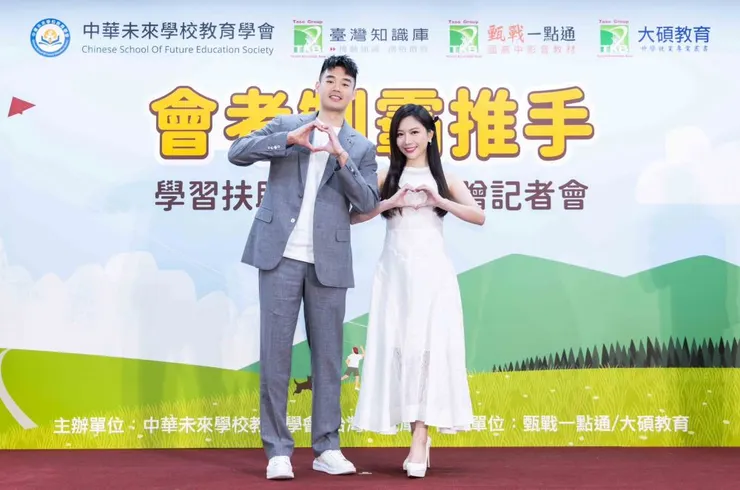 ▲跨界羽球「師徒組合」蔡尚樺與王齊麟首度合體，站台力挺《會考制霸推手》學習扶助教材公益捐贈計畫啟動儀式。