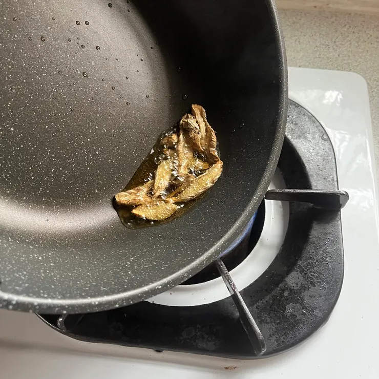 因為薑不多,用的是不沾鍋,所以試著讓油能完整包覆薑