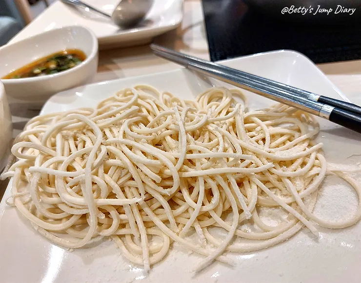 ▲荖子鍋PLUS家樂福平鎮店美食街內/ 圖片來源:Betty's Jump Diary